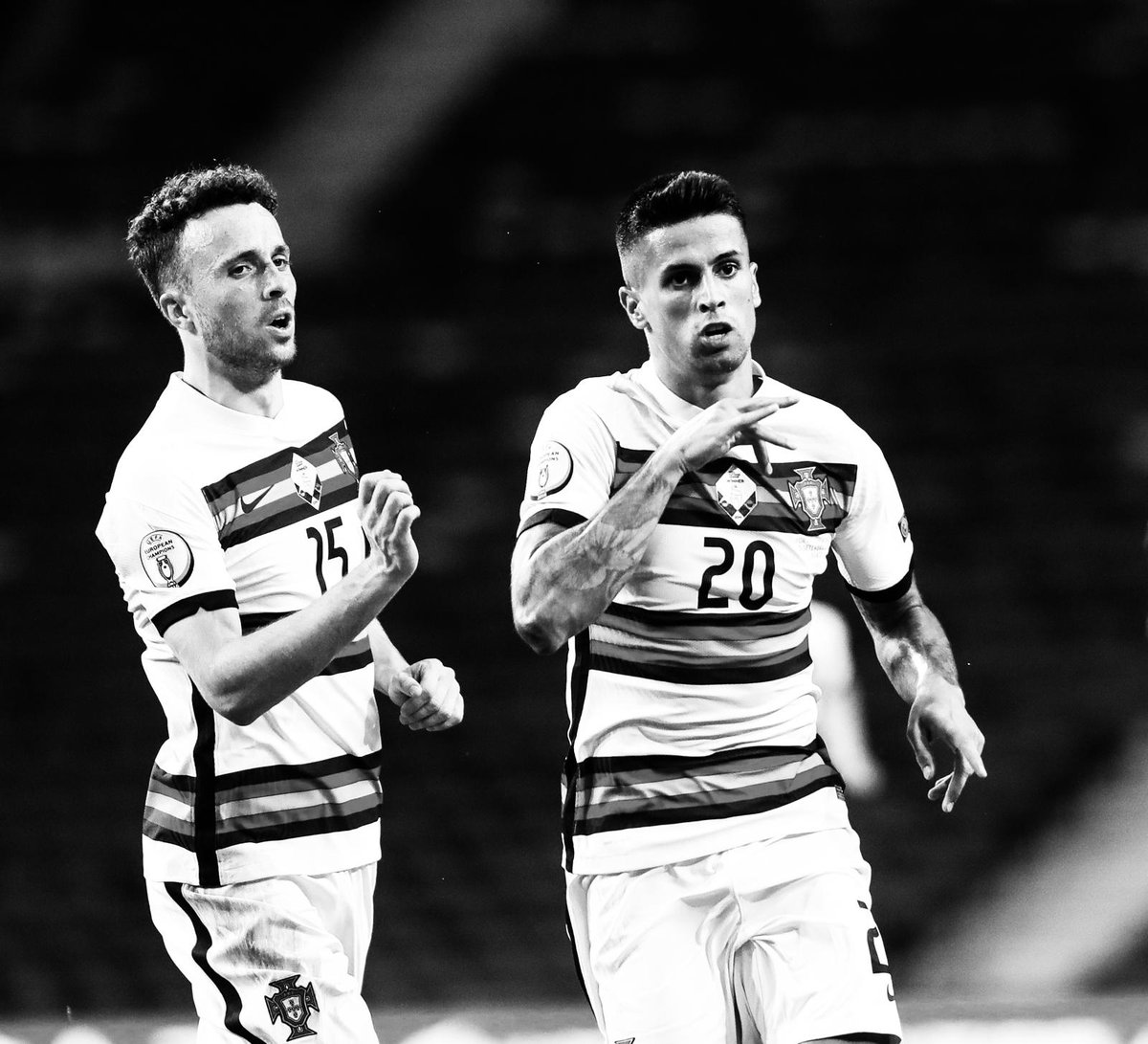 ActuFoot_'s tweet photo. Le message touchant posté par João Cancelo 🇵🇹, en hommage à Diogo Jota 🇵🇹 et son frère André Silva 🇵🇹. 🕊️

« Aujourd’hui, nous ne nous sommes pas seulement réveillés sans deux joueurs de football.

Aujourd’hui, trois enfants se sont réveillés sans leur père.
Aujourd’hui, une mère et un père se sont réveillés sans leurs deux fils.
Aujourd’hui, une épouse (ils se sont récemment mariés) s’est réveillée sans son mari à ses côtés.
Aujourd’hui, nous nous sommes tous réveillés sous le choc.

Aujourd’hui, le monde est en deuil dans un de ces rares moments où l’on peut s’arrêter, montrer des sentiments sincères et remettre les choses en perspective pour apprécier ce que nous avons, et ce qui n’est pas garanti : le jour de demain. » ❤️

📲 IG