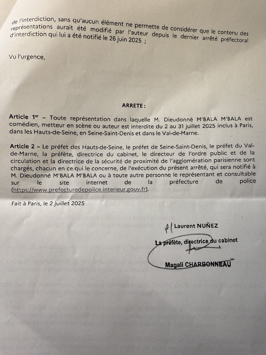 MbalaDieudo's tweet image. Nouvel arrêté m’interdisant toute forme d’expression en tant qu’auteur/comédien/metteur en scène.Tu deviens fou mon Lolo,même en Corée du nord ils font ça plus discrètement. Rdv au tribunal. Pour la peine je rajoute une date venez le 9/07 on va s’marrer dieudosphere.com