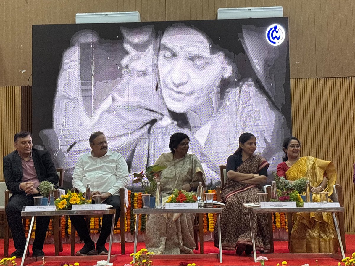 भारत के संविधान निर्माण में योगदान देने वाली भारत की बेटी और नारी शक्ति की प्रतीक श्रीमती हंसा बेन मेहता जी की जयंती के उपलक्ष्य में आज अहमदाबाद में विशेष कार्यक्रम को संबोधित किया।

आज का भारत नारी को सिर्फ वंदना नहीं, नारी शक्ति वंदन अधिनियम देता है, नए अवसर देता है। आज की बेटी