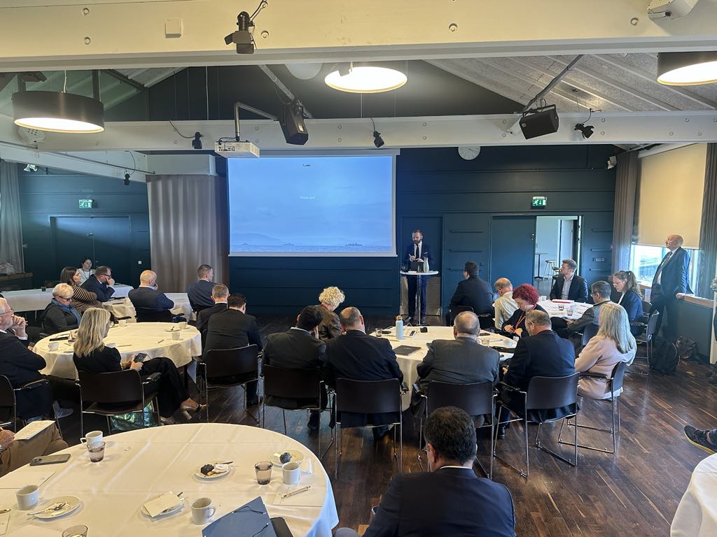 Tinganes's tweet image. NATO delegation visits the Faroe Islands 🇫🇴

This week, the MFA &amp;amp; Faroese Parliament&apos;s Foreign Affairs Committee hosted nearly 40 parliamentarians from @NATO countries.

The visit featured briefings on 🇫🇴 security priorities &amp;amp; site visits, incl. Atlantic Airways Aviation Academy.