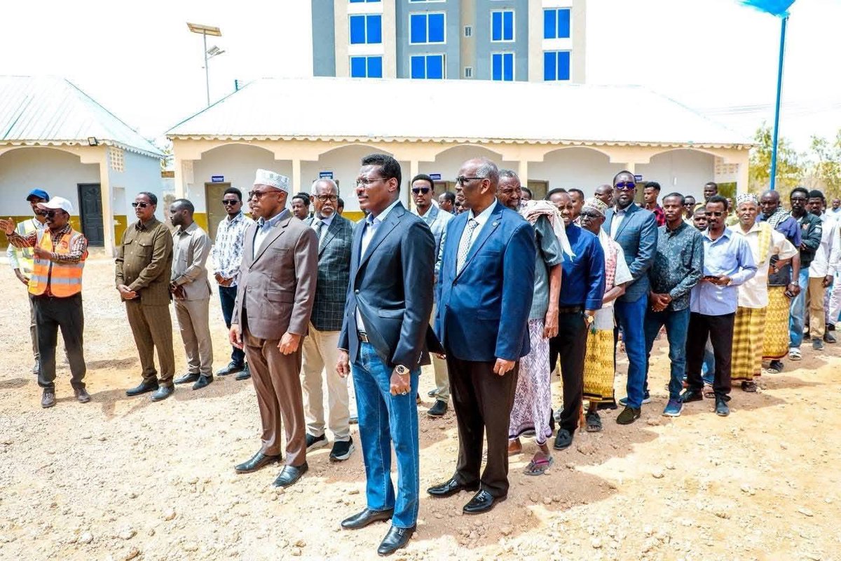 AhmedHasanAden's tweet image. Waxaan bogaadinayaa madaxda Dowlad-goboleedyada Galmudug iyo Koonfur Galbeed ee maanta iska diiwaangeliyay diiwaangelinta doorashooyinka dadweynaha, ayaga oo shacabkana ku dhiirigaliyay in ay ka qayb qaataan nidaamka doorashooyinka tooska ah. Maxdaasi waxa ay muujiyeen midnimo…