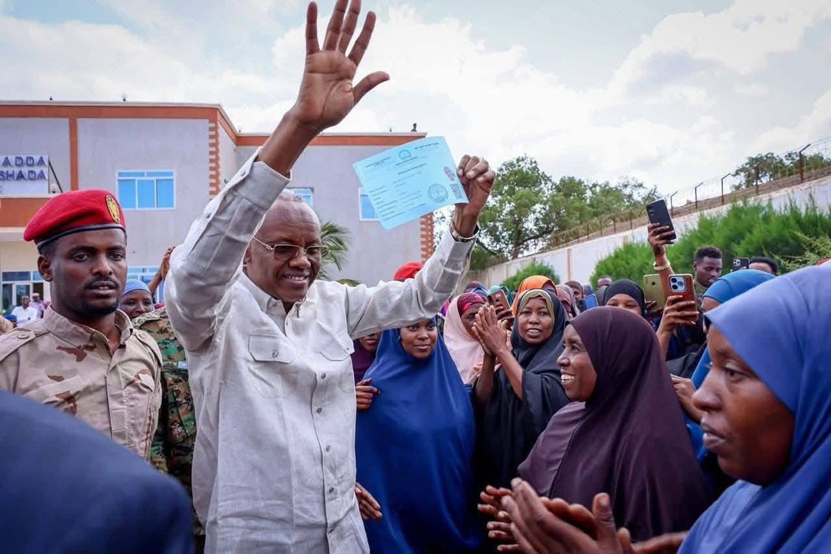 AhmedHasanAden's tweet image. Waxaan bogaadinayaa madaxda Dowlad-goboleedyada Galmudug iyo Koonfur Galbeed ee maanta iska diiwaangeliyay diiwaangelinta doorashooyinka dadweynaha, ayaga oo shacabkana ku dhiirigaliyay in ay ka qayb qaataan nidaamka doorashooyinka tooska ah. Maxdaasi waxa ay muujiyeen midnimo…