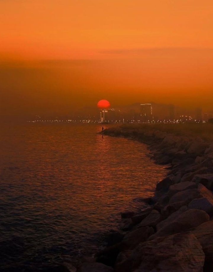 When the sky melts into fire and the city waits beneath its glow…
Golden hour like this doesn’t just light the skyline — it ignites the soul. 🔥🌆
The magic of brown and orange hues painting the horizon in perfect harmony.

📸 Credit: <a href="/trungbaotr/">Bao Tran Trung</a> via @nomadict

#SunsetGlow