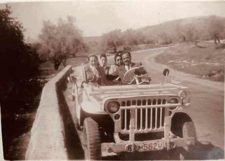 NahostR's tweet photo. Die palästinensische Familie Khalaf in ihrem Auto auf der Straße zwischen Jerusalem und Jaffa, wenige Jahre bevor die jüdischen Einwanderer aus Ost- und Mitteleuropa den Staat Israel in Palästina gründeten. https://t.co/lCGQLuWo2l