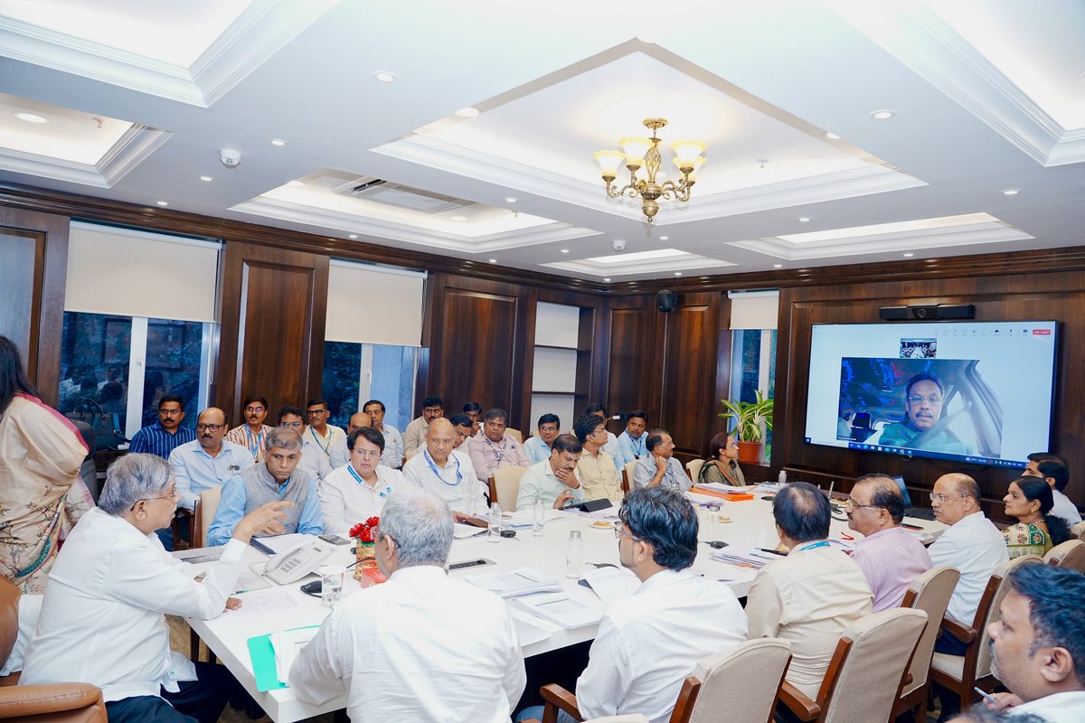 📍 ३ जुलै २०२५ | मंत्रालय, मुंबई

आज मंत्रालयात माझ्या अध्यक्षतेखाली मुंबई विद्यापीठाच्या कलिना परिसरातील कै. बाळासाहेब आपटे अध्यासन केंद्राच्या इमारत बांधकामाबाबत आढावा बैठक संपन्न झाली.

या बैठकीदरम्यान इमारतीच्या सद्यस्थितीचा सविस्तर आढावा घेण्यात आला. येत्या काही महिन्यांत