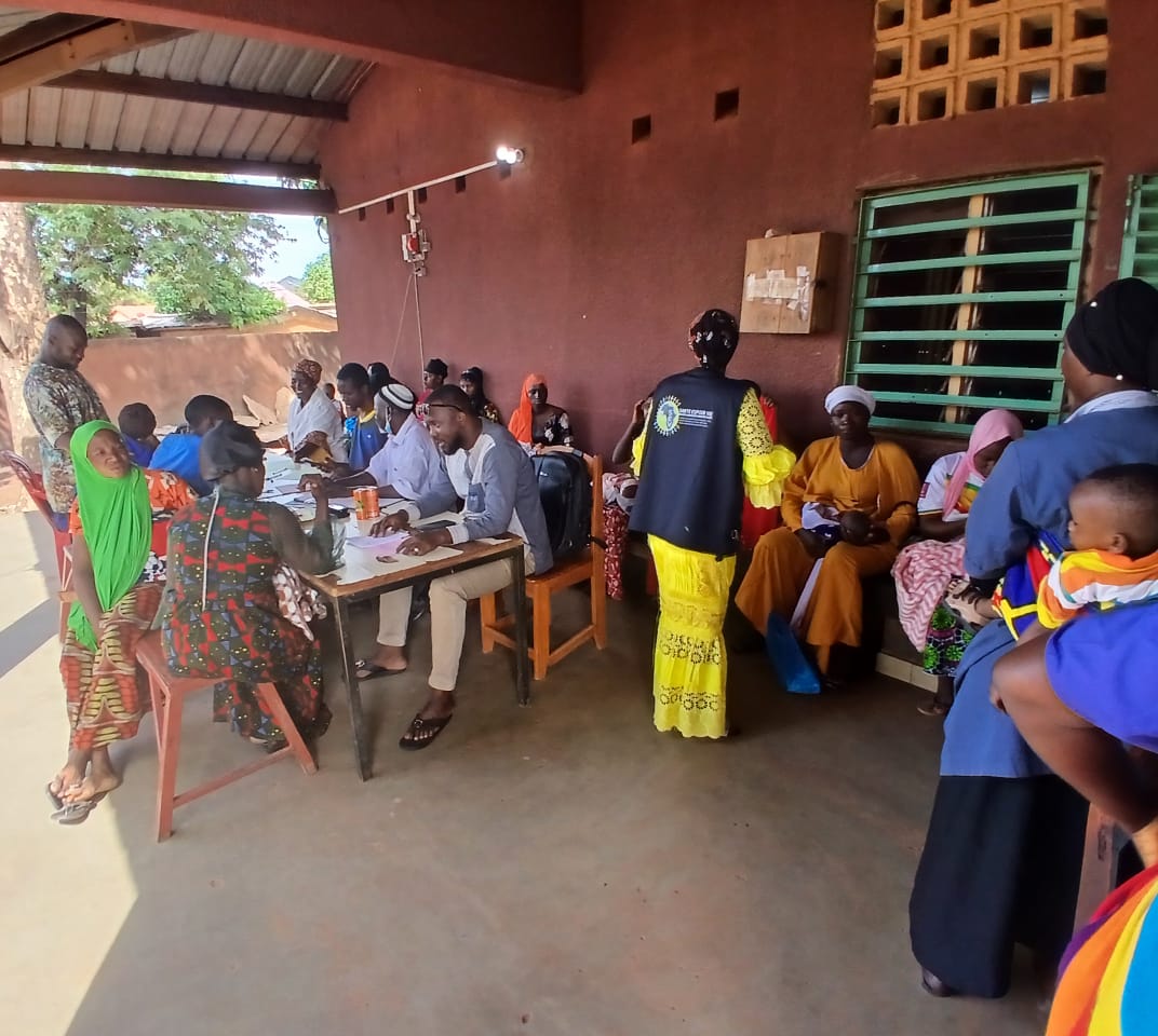 Sevguinee's tweet image. Dans le cadre de la mise en œuvre de son projet d’accompagnement psychosocial des femmes enceintes dans la région de Kankan, l’ONG @Sevguinee a organisé une session de sensibilisation sur le paludisme ce mardi au centre de santé de Bolibana, à Siguiri.