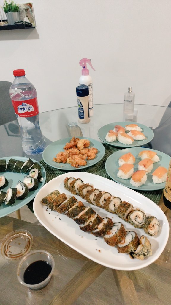 Poco se habla de que mi amigo y yo hemos cocinado y comido sushi juntos hoy 😍