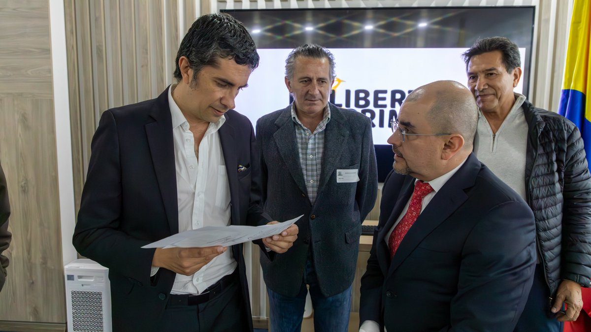 LLPrimero's tweet photo. Movimiento derecha libertaria, con valores de familia y vida, reducción del Estado, justicia y libre empresa, nace en su primer acto legal público el 17 de junio de 2025.
📢A ganar las presidenciales y de congreso. 
🇨🇴👊 @pierreonzaga
#OnzagaFirmeDerecha
#LaLibertadPrimero https://t.co/BBdZ398sYw