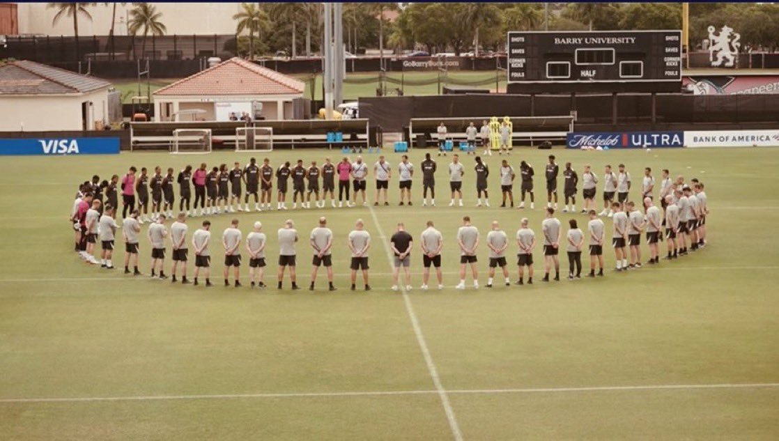 Chelsea start their training session in Miami with a minute's silence for Diogo Jota and Andre Silva.🙏