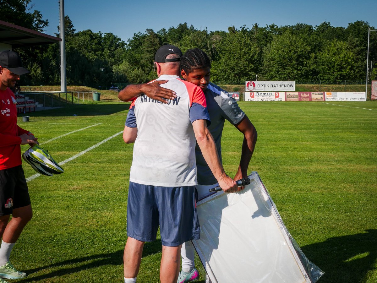 Im Rahmen des ersten #Testspiels wurde unser Torschützenkönig Jamal Rogero, der mittlerweile für den @bfcdynamo_official aufläuft, von Trainer Ingo Kahlisch persönlich verabschiedet. Vor dem Spiel fand unser Coach passende Worte und lob besonders den Menschen Jamal.
