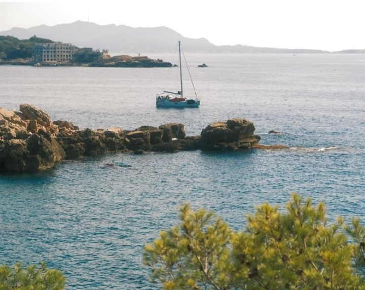 Sailboats drifting. Silence speaking.
The Côte d’Azur knows how to hold peace like no other.
No rush, no noise — just the rhythm of the sea. 🛥️☀️🇫🇷

📍French Riviera
#CotedAzurDreaming #FrenchRivieraVibes #SeasideEscape #CoastalWanderlust #MediterraneanMoments #OceanTranquility