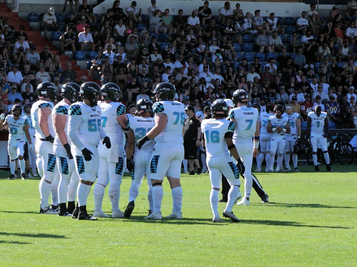footballaktuell's tweet photo. Eben stand der neue DB der @MunichRavens noch im #CEFL Bowl, künftig läuft er im Ravens-Jersey in der @ELF_Official :
.
https://t.co/keXmKrLxXG
.
#elf #ranelf https://t.co/rFe4T4aAhD