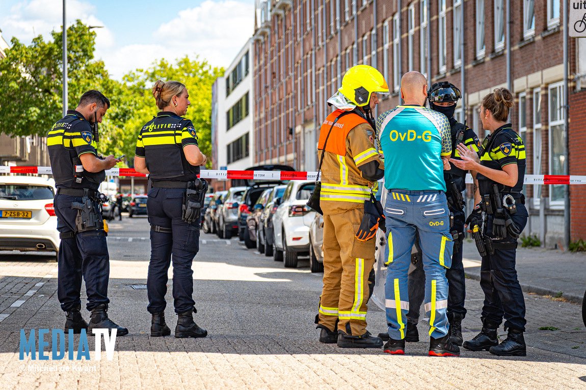 Op de Christiaan de Wetstraat in Rotterdam heeft de politie een verwarde man overmeesterd. Hij wilde geen contact en sprak langdurig met een onderhandelaar. De straat werd volledig afgezet.

mediatv.nl/nieuws/nieuws/…