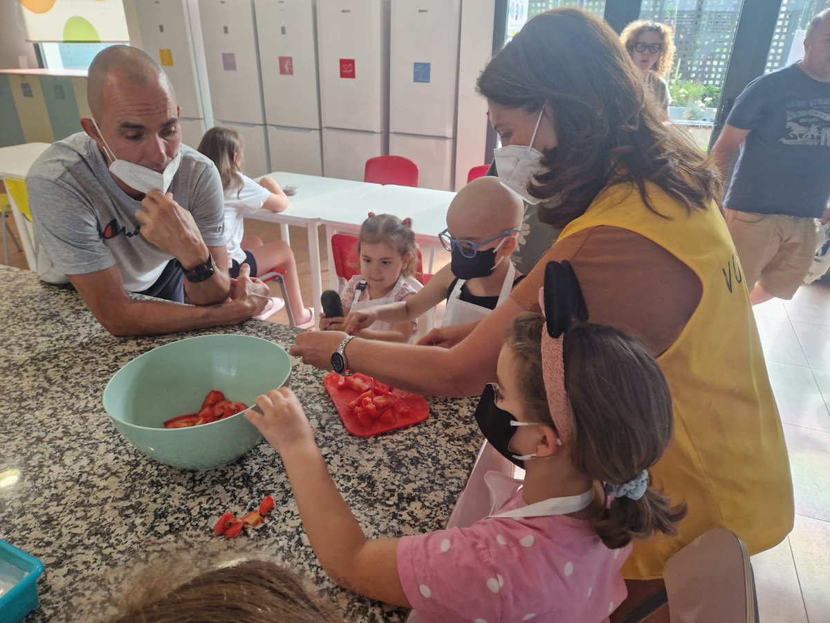CasaRonaldMAD's tweet photo. ☀️🥄 ¡En la Casa combatimos el calor de la mejor manera!

Las familias y nuestras voluntarias se unieron para preparar salmorejo y gazpacho fresquito, perfectos para refrescarse y disfrutar de sabores saludables este verano. 🍅 https://t.co/k0HtVKWXGi