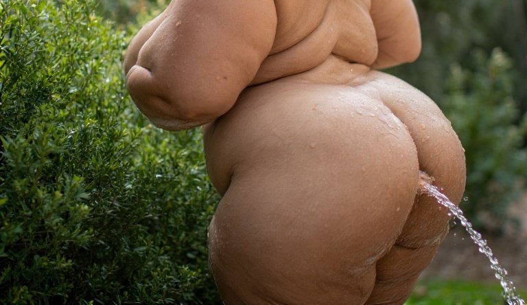 Forse questa cosa del portare acqua in giardino mi è scappata un po' dalle mani, ma è troppo bello soprattutto andare da un posto all'altro con la pancia piena d'acqua che balla ah ah ah ah 
Ritorno al tubo dell'acqua ho visto un altra pianta un po' secca