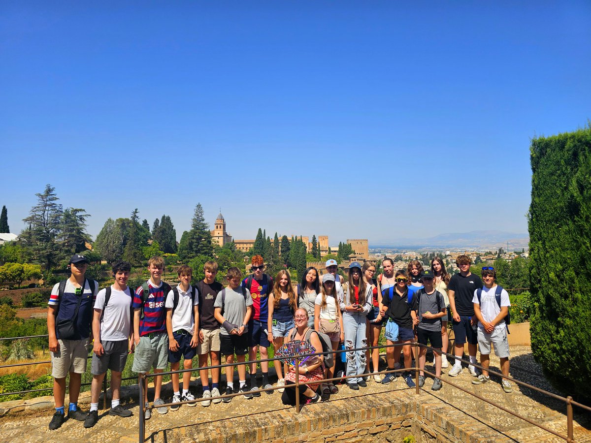 eggarsmfl's tweet photo. Our main focus in Granada was a tour of the Alhambra palace. What an amazing place! We started with the Generalife (summer house) and gardens and learned where Granada gets its name from 🌳 https://t.co/g8TXGNWOgu