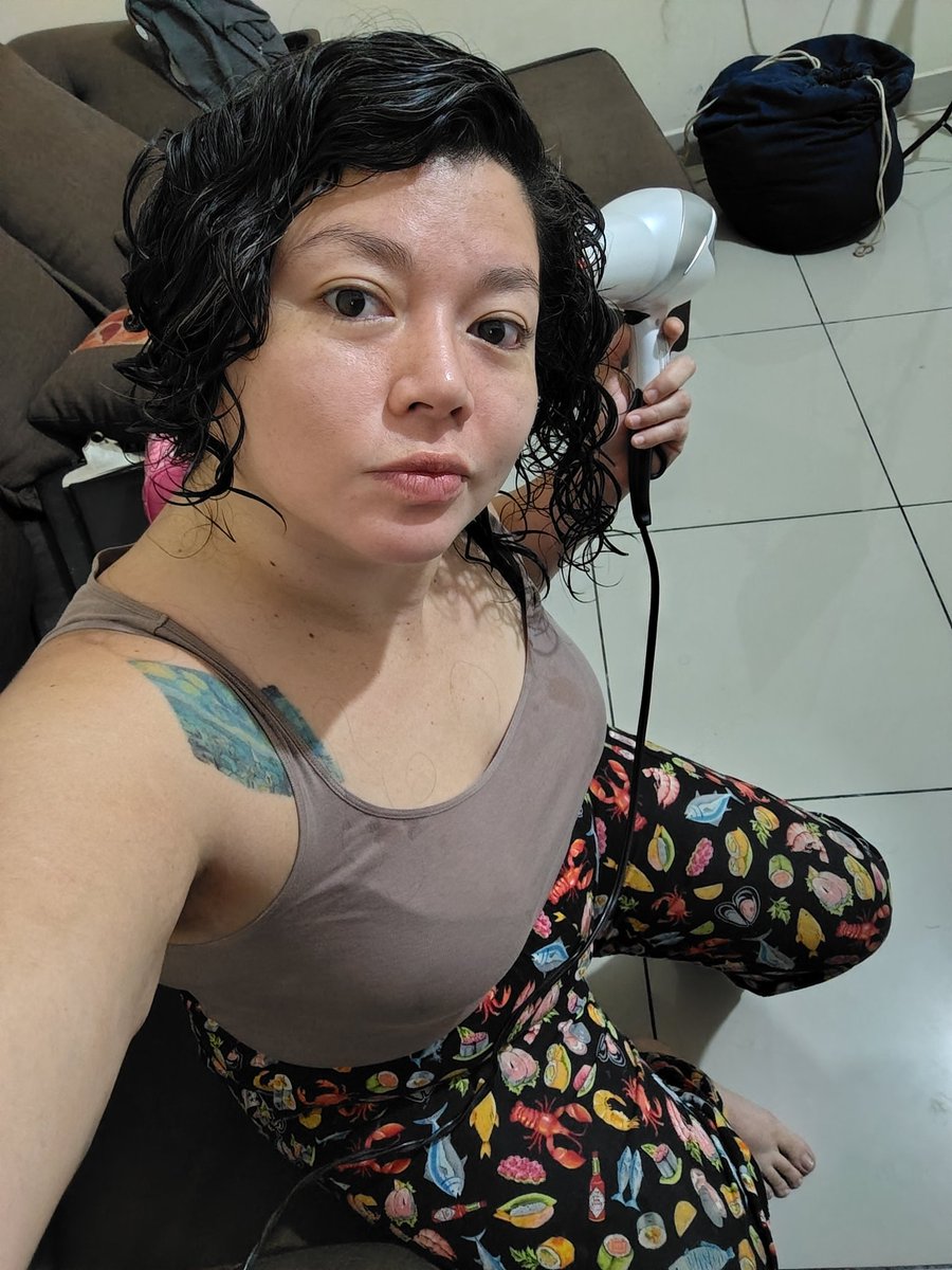 Buenos días, criaturas.
Ya en esta esclavitud de tener el pelo largo...

P.D: soy fan de este pantalón. Iré a paquear a buscar más jaja