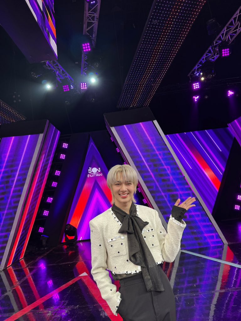 CwrNew's tweet photo. ได้ร้องเพลงกับพี่โบกี้แล้วว 🥹 ฟังและร้องเพลงพี่โบกี้มาหลายปีมาก ๆ แต่ยังไม่เคยได้ร่วมงานกันจริง ๆ จัง ๆ สักที คลาดกันตลอดเลย 5555 พี่โบกี้น่าจะรู้อยู่แล้วว่าผมเป็นแฟนเพลงมานานมาก ขอบคุณที่รับมาเป็นหลังกำแพงให้นะคับบ ผมยังรอเพลงจากพี่โบกี้เสมอน้า อิอิ //ผมเลือกเพลงเก่งเนอะ โป๊ะเชะเลย 555 ชอบความไม่ดัดเสียงอะไรเลย แต่ถึงจะดัดผมว่าผมก็ฟังออกอยู่ดี 😂 #ร้องข้ามกำแพงxนุนิว