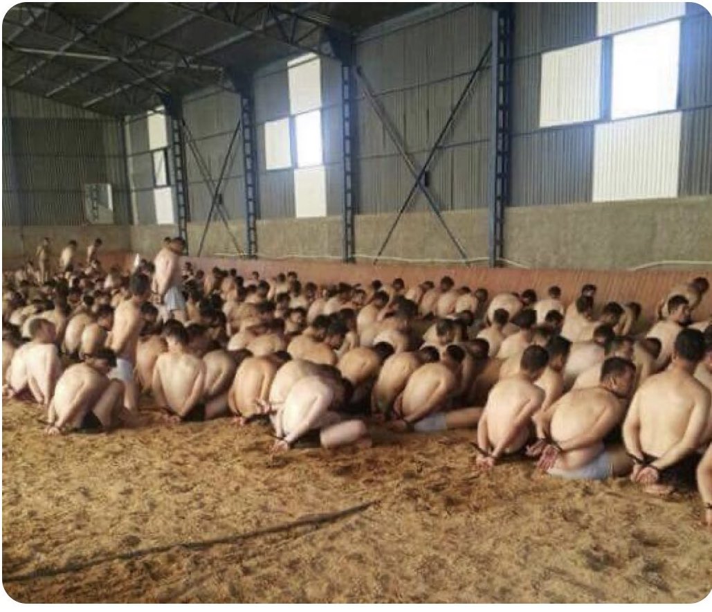 28. Ahıra götürülüp, kıyafetleri çıkartılarak aşağılanan askerlerimize bakıyoruz.