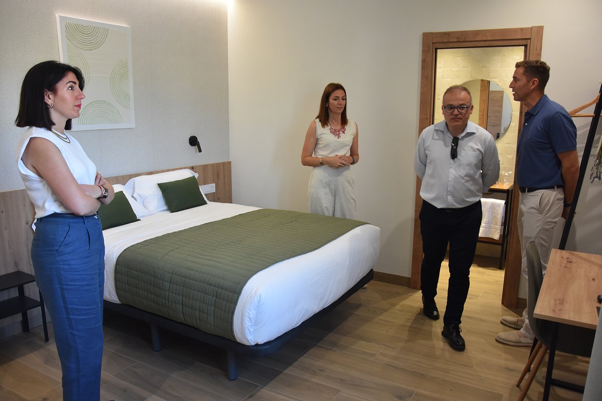 El Ayuntamiento celebra la apertura en Baza de un nuevo hotel, Síbel, y desea suerte al joven matrimonio que ha realizado esta apuesta empresarial. Más en ayuntamientodebaza.es/2025/07/03/247…