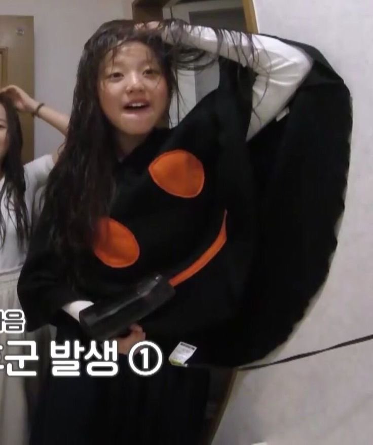 anyujinss2's tweet photo. 2018 🐰                                       2025 🐰 https://t.co/7phukhd3mK