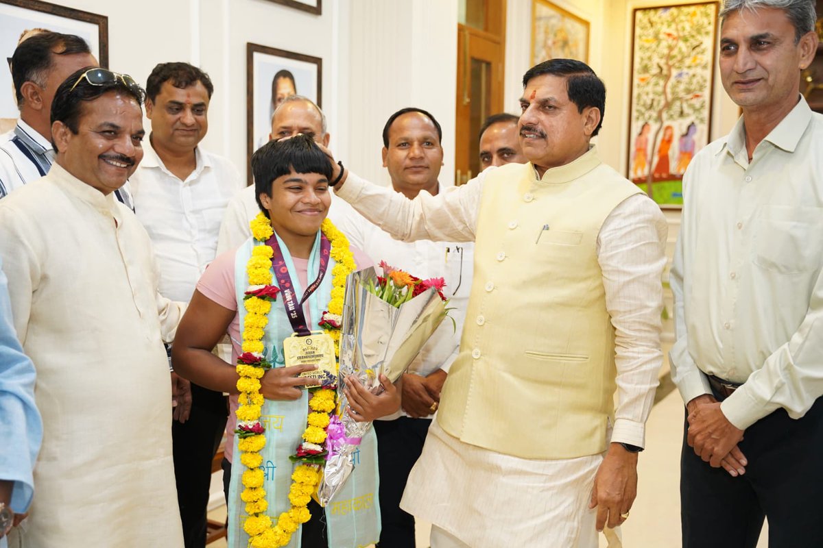 DrMohanYadav51's tweet photo. आज भोपाल निवास पर उज्जैन की बिटिया, अंतरराष्ट्रीय कुश्ती खिलाड़ी कु. प्रियांशी प्रजापति ने भेंट की। प्रियांशी ने एशियन चैंपियनशिप में गोल्ड मेडल जीतकर प्रदेश का नाम गौरवान्वित किया है। बिटिया को ₹2 लाख प्रोत्साहन राशि दी जाएगी।

इस अवसर पर वरिष्ठ नेता श्री रवि सोलंकी जी, मप्र कुश्ती संघ सहसचिव श्री विजय चौधरी जी, जिला कुश्ती संघ अध्यक्ष श्री उमेश ठाकुर जी, सचिव श्री सुरेंद्र यादव जी, उपाध्यक्ष श्री मुकेश प्रजापति जी और श्री सावन बजाज जी भी उपस्थित रहे।
