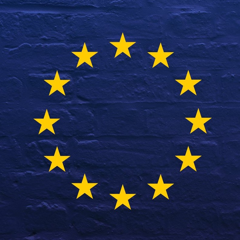 🌟Hace 40 años, el 28 y 29 de junio de 1985, la bandera de la Unión Europea fue adoptada oficialmente como símbolo de unidad, igualdad y armonía. Hoy, más que nunca, esos valores siguen guiando nuestro camino.