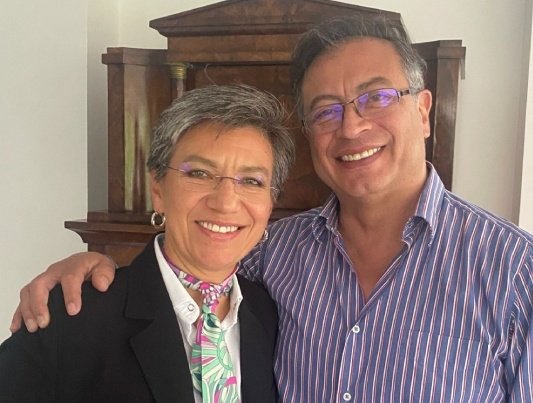 Que sea este un muy buen momento para recordar que Carlos Ramón González, prófugo de la justicia, es amiguísimo de Petro y súper amiguísimo de Claudia López.

No es que ahora este par se vayan a hacer los maricas.