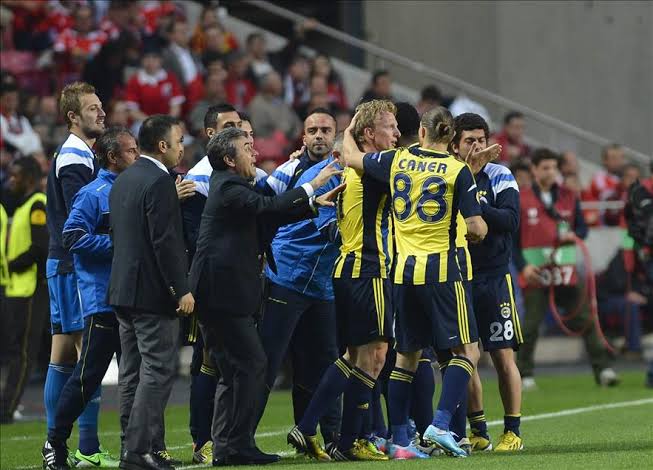Madem tarih 3 Temmuz, o zaman yazayım

Kumpasın ertesinde Fenerbahçe UEFA kupasında yarı final oynadı

Çünkü süper bir takımdı

13 yıl sonra 102 puanlı bir takım ise Avrupa'da rezil rüsva oldu

Uzmanlara göre 102 puanın yarısı hakem şikesiydi

Bekleyin, hepsi yargılanacaklar...