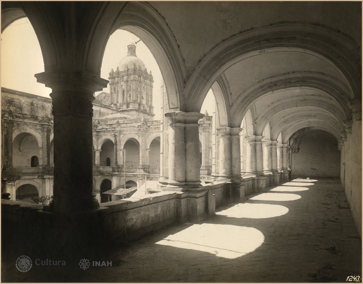 #LaFotoDeLaSemana
Claustro del Ex Convento de Santo Domingo, Colección Guillermo Kahlo, Oaxaca, Oaxaca, México, ca. 1907, Inv. 612471. #INAH #SINAFO #FN #INAHVirtual