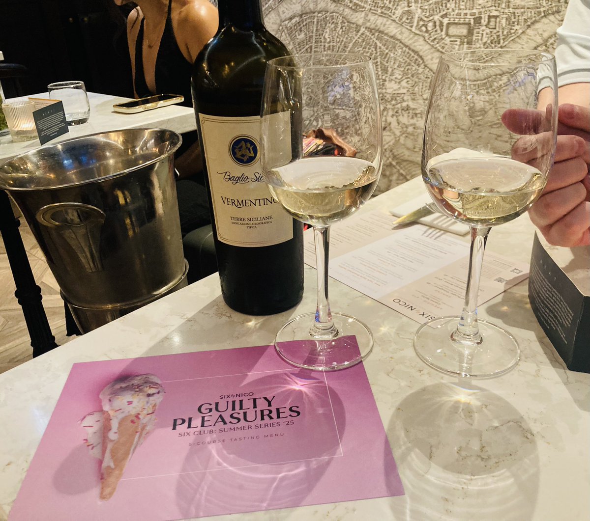 GUILTY PLEASURES #sixbynicocanarywharf #newyorkstylebreakfastmuffin #macncheese #louisianafriedchicken