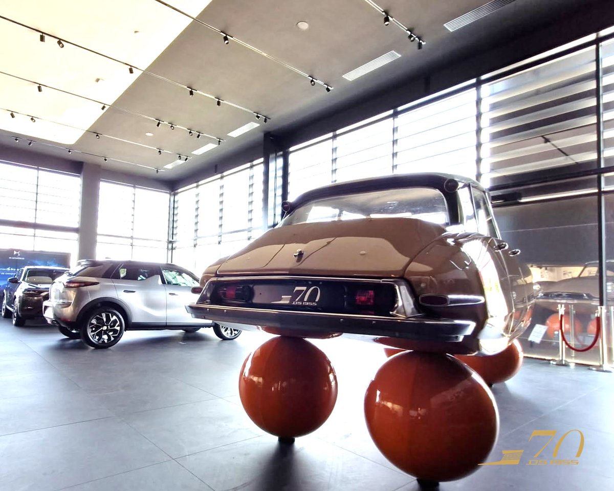 La #DSBallons continue son tour de France 🇫🇷  
Elle vient de prendre ses quartiers d'été au DS Store de Nanterre #Paris #LaDéfense. Un grand merci à Eric, Frédéric et Dominique, de L'Aventure DS Automobiles, pour leur participation à la mise en place de ce chef d'œuvre ! 🤩