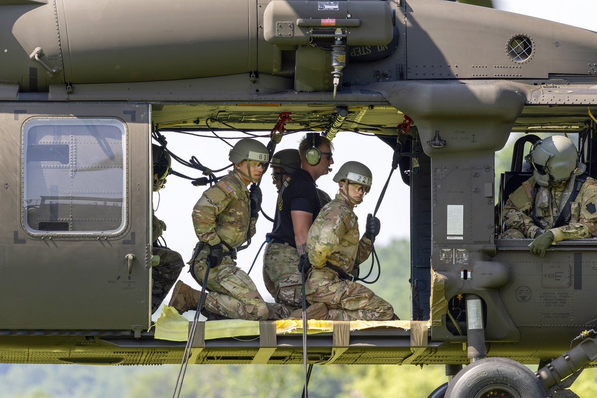 WestPoint_USMA's tweet image. Control the high ground. Command the descent. 🚁
Rappelling isn’t just a skill—it’s part of gaining the aerial advantage. At West Point, cadets train to own every level of the battlefield.
#AirAssault #CST2025