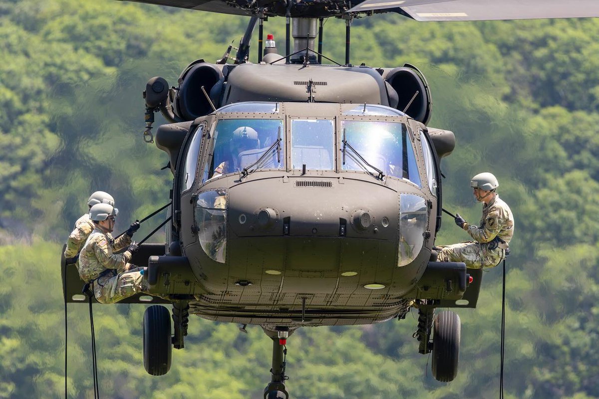 WestPoint_USMA's tweet image. Control the high ground. Command the descent. 🚁
Rappelling isn’t just a skill—it’s part of gaining the aerial advantage. At West Point, cadets train to own every level of the battlefield.
#AirAssault #CST2025