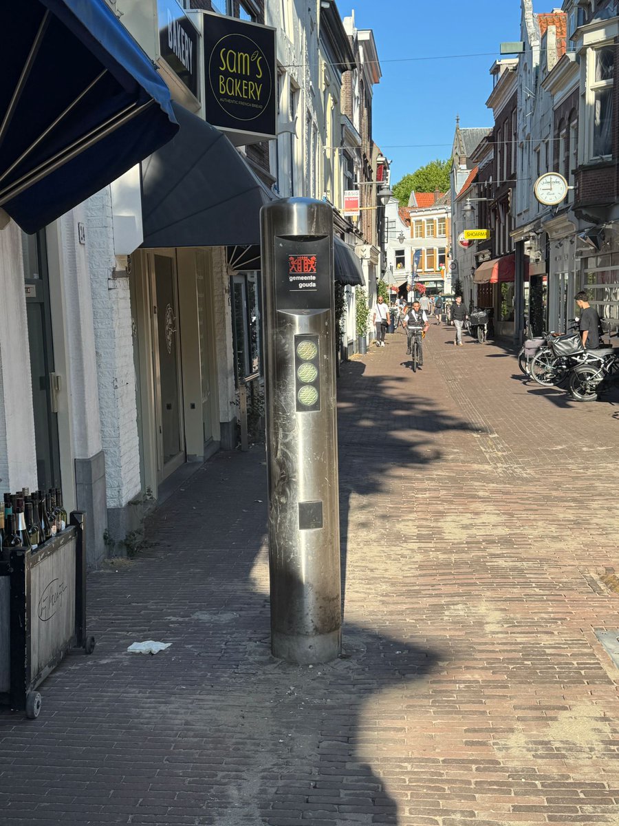 MarkCStor's tweet photo. Beste @GemeenteGouda, hoe vind je zelf dat deze gigantische unit van een paal staat midden in de smalle korte groenendaal? Zulke palen zet je dan toch minimaal aan het begin van een straat, en niet voor iemands winkeldeur? https://t.co/lMO0XiUmw0