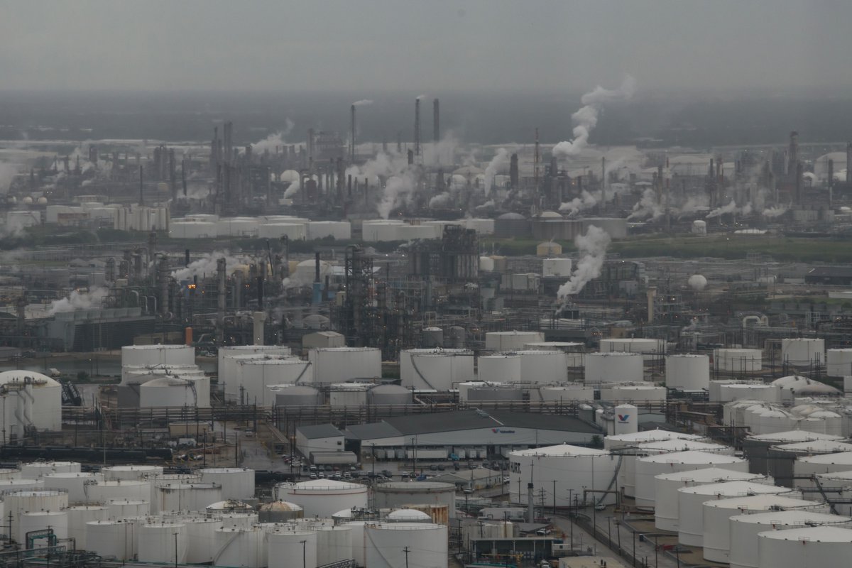 ShelbyJouppi's tweet image. Imagine living next to a large chemical plant that's emitting toxic air pollution day in and day out. You might not be able to see it, but sometimes you can smell it or even feel it burning your eyes or throat.
Traci Donatto lives near not one but dozens of these plants. 🧵