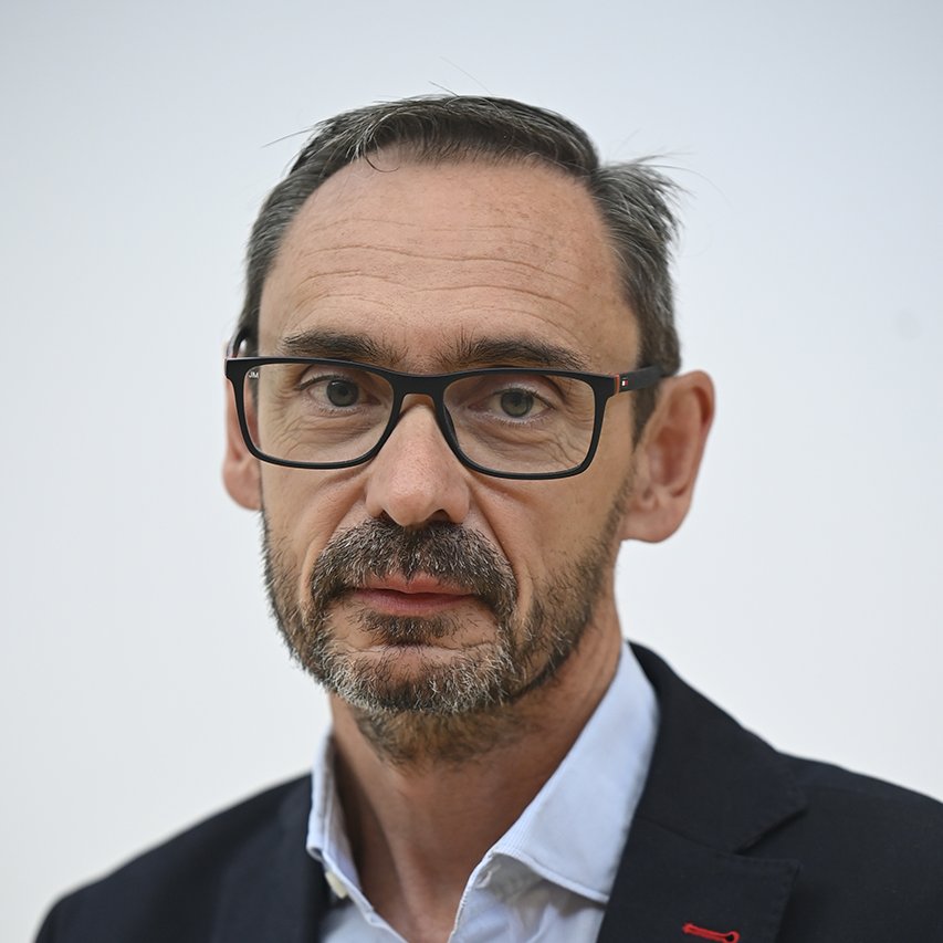 CAPITAL RADIO (@capitalradiob) on Twitter photo 🔴 Directo | <a href="/ValorSalud/">valorsalud</a>
👤 <a href="/millanjav/">Javier Millán</a> - Vicepresidente de <a href="/SEMES_/">SEMES</a>
🎙️"La falta de relevo generacional en emergencias y urgencias se debe a la falta de planificación, la fuga de profesionales y el retraso en la implantación efectiva de la especialidad".
#Salud #Sanidad 🔴 Directo | <a href="/ValorSalud/">valorsalud</a>
👤 <a href="/millanjav/">Javier Millán</a> - Vicepresidente de <a href="/SEMES_/">SEMES</a>
🎙️"La falta de relevo generacional en emergencias y urgencias se debe a la falta de planificación, la fuga de profesionales y el retraso en la implantación efectiva de la especialidad".
#Salud #Sanidad