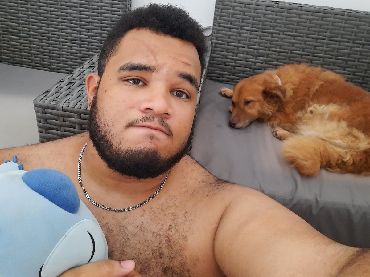Gm! Didnt feel like taking class today so Im just here chilling with my dog