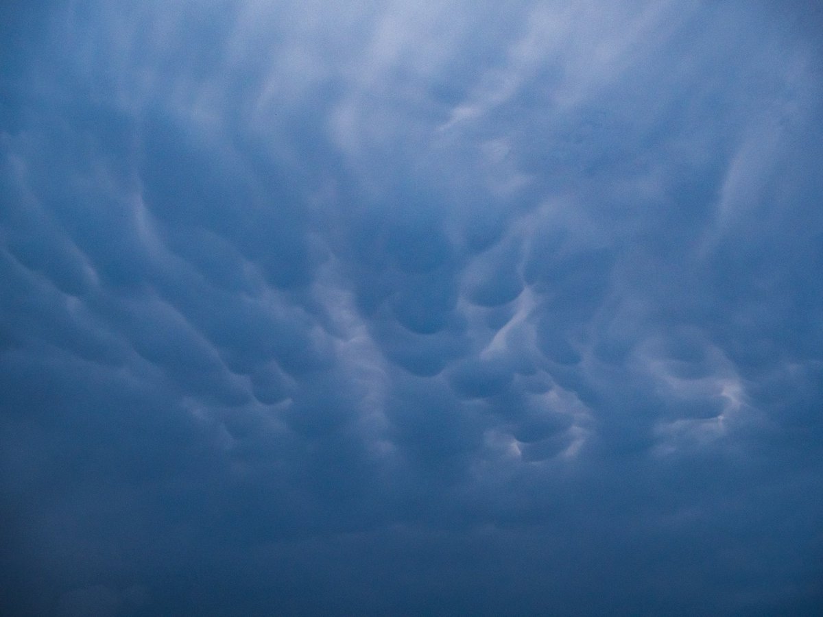 Mammatus de la tormenta que está afectando a la comarca de El Moianès, vistos desde Vilassar de Mar ⛈️
#Tempesta #euwx #severewx #Meteo #Weather