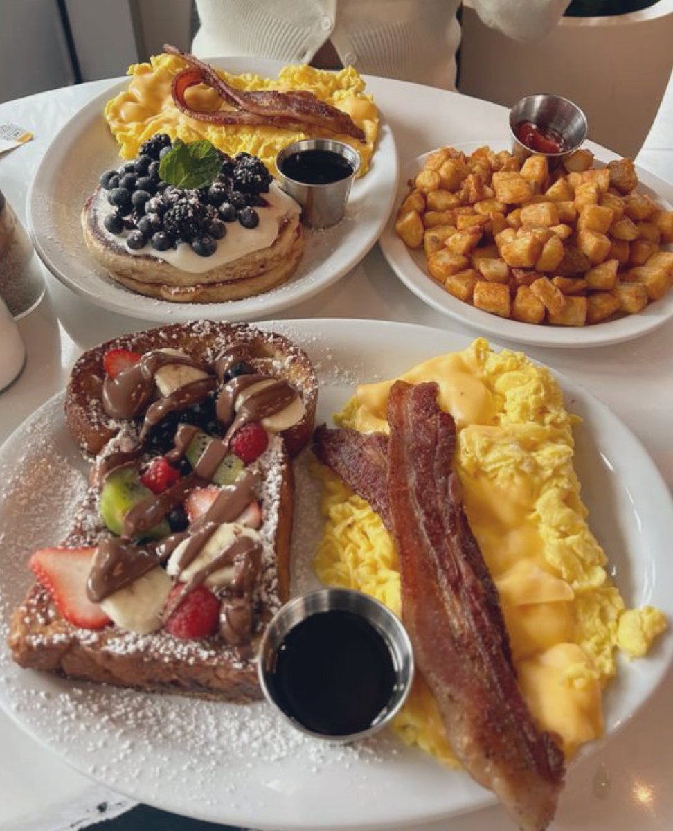 g0ddess_serenaa's tweet photo. Brunch with my fav https://t.co/vUtJrmKkj8