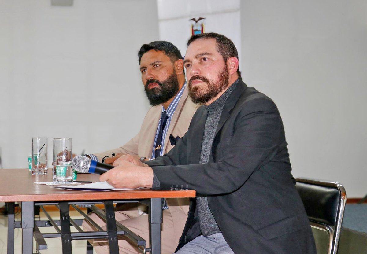 Educacion_Ec's tweet photo. 📍 [CUENCA] El viceministro de Educación, Gustavo Ayala, participó en un conversatorio con docentes, directivos y autoridades educativas, donde socializó el Plan Nacional #NosCuidamos. 🏫 

Esta propuesta integral articula ejes fundamentales frente a las desafíos en el ámbito de seguridad en el sistema educativo. 👩🏻‍🏫👦🏽

🤝 Desde el Ministerio de Educación bajo el liderazgo de la ministra @AlegriaCrespo, reafirmamos nuestro compromiso de continuar trabajando para promover #ComunidadesEducativasSeguras y Protectoras y el bienestar de niñas, niños, adolescentes y profesionales de la educación. ✅

#ElNuevoEcuador