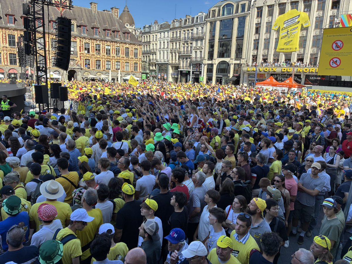 Déjà énormément de monde sur la Grand’Place de #Lille pour le Grand Départ du #TDF2025