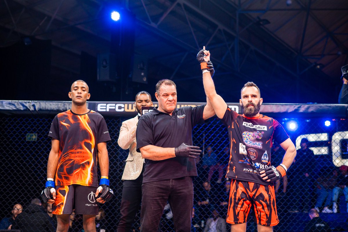 RDB’s still got it!! 

Roevan De Beer wasted no time snatching up the leg.

#EFC125