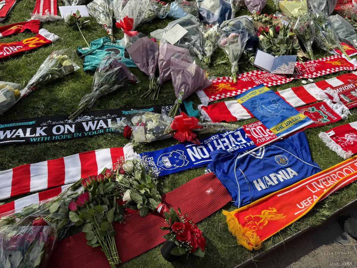 Flowers, shirts and scarves continue to be laid at Anfield for Diogo Jota

#LFC #EFC