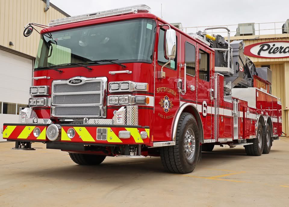 PierceMfg's tweet photo. #SpotsylvaniaVA is heading out with their first #MidMountPlatform! 🥇
Serving 412 square miles, Station No.6 will have the capabilities with this #AerialPlatform to quickly arrive on emergency scenes with the #TAK4 Independent Front Suspension. https://t.co/WAUqEaQZoL