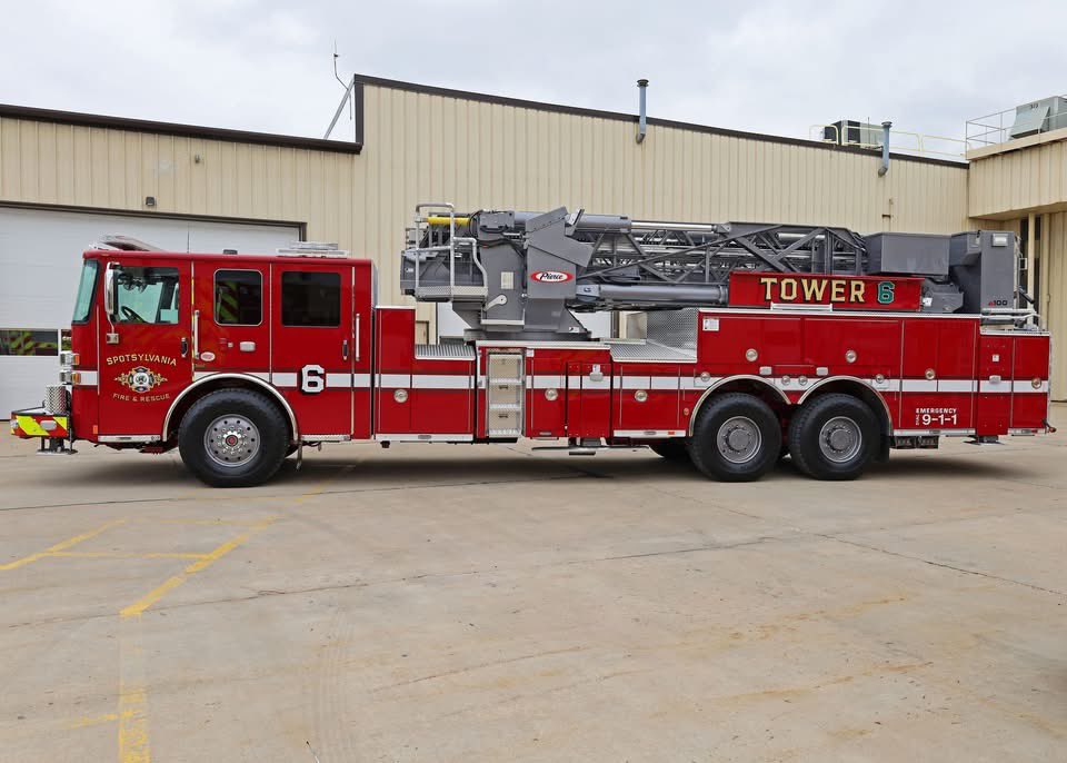 PierceMfg's tweet photo. #SpotsylvaniaVA is heading out with their first #MidMountPlatform! 🥇
Serving 412 square miles, Station No.6 will have the capabilities with this #AerialPlatform to quickly arrive on emergency scenes with the #TAK4 Independent Front Suspension. https://t.co/WAUqEaQZoL