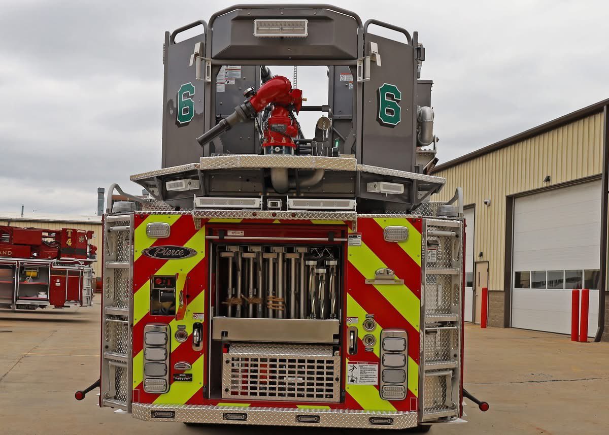 PierceMfg's tweet photo. #SpotsylvaniaVA is heading out with their first #MidMountPlatform! 🥇
Serving 412 square miles, Station No.6 will have the capabilities with this #AerialPlatform to quickly arrive on emergency scenes with the #TAK4 Independent Front Suspension. https://t.co/WAUqEaQZoL