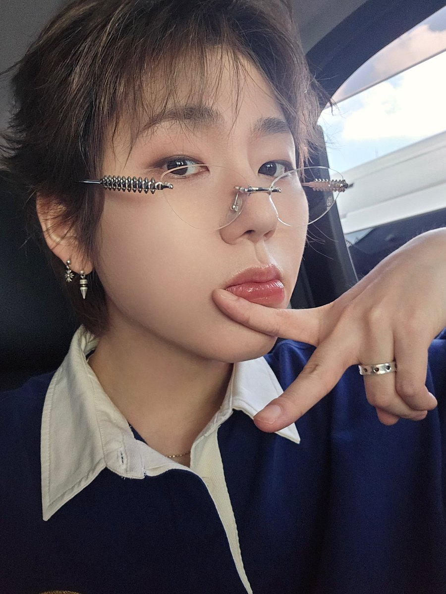 Zico_Square's tweet photo. 미모 열일하느라 코생했어 💙

#지코위버스 #지코 #우지호 #ZICO https://t.co/TMnvNPyJ3e
