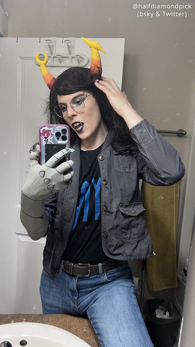 Last time was more of a makeup test, and this one's more of an outfit test. I didn't get off work til 7 PM and it was overcast, so I wasn't about to go full grey and try to shoot in the middle of the night, but there may be Vriska with a 8utt full of 8-ball 8eads in your future!