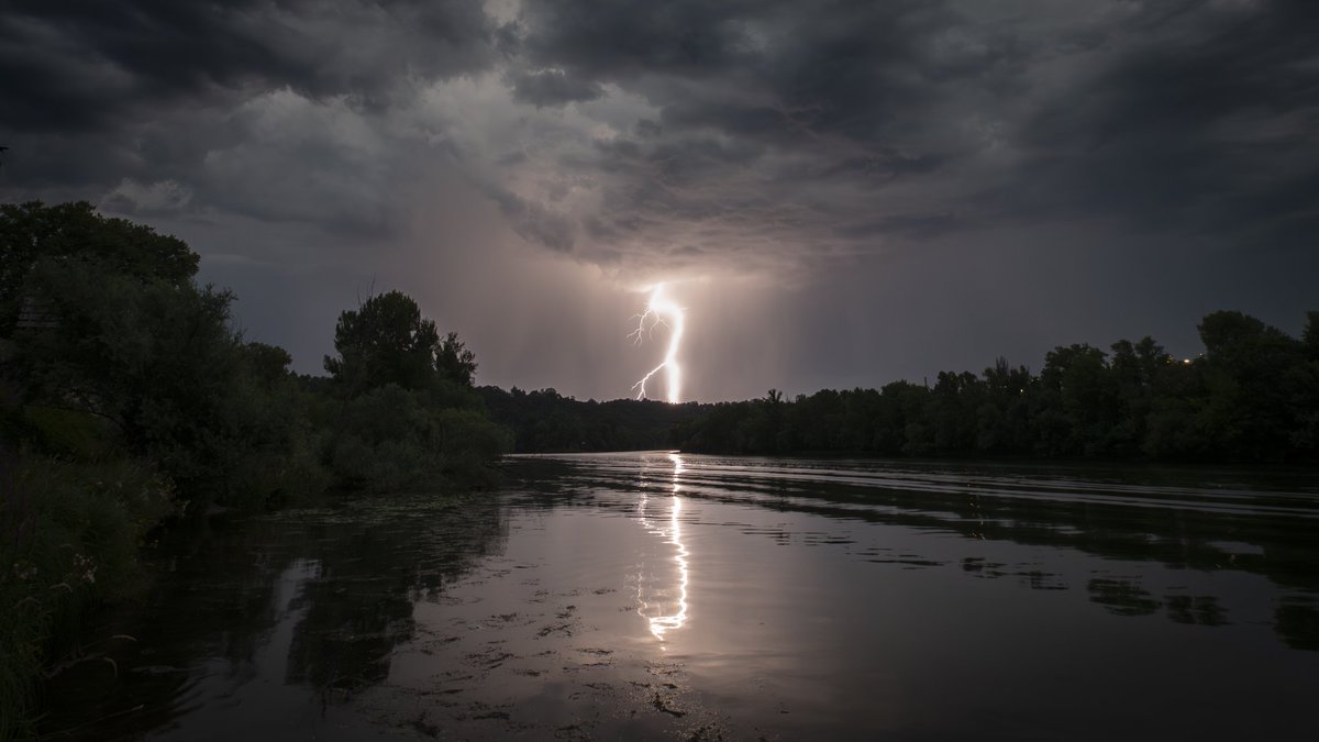 sylvaingu's tweet photo. Quelques photos de l'orage qui est passé sur Lyon hier soir, prises depuis Fontaines.

#lyon #orage #orageslyon https://t.co/5RQJ6wF4Tf